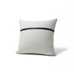 Almofada Decorativa Off-White com Faixa Contrastante