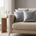 Almofada Decorativa Cinza Acetinada com Padrão Geométrico Elegante - Imagem 2