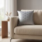 Almofada Decorativa Cinza Acetinada com Padrão Geométrico Elegante - Imagem 3